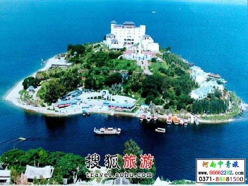 该岛四面坏水,东靠著名圣地鸡足山,北接石宝山,南连大理,西对苍山